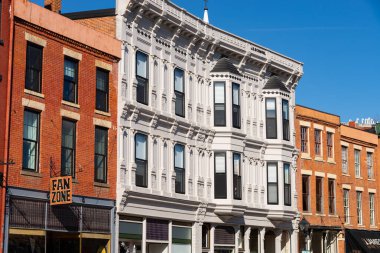 Galena, Illinois - ABD - 10 Şubat 2025: Galena, Illinois, ABD 'deki şehir merkezi bina ve mağaza önü.