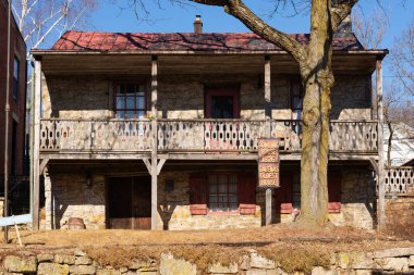 Galena, Illinois - ABD - 10 Şubat 2025: Galena 'nın Illinois, ABD' deki tarihi Dowling Evi 'nin dışı.