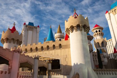 Las Vegas, Nevada - ABD - 2 Mart 2025: Las Vegas, Nevada 'daki yaya köprüsünden Excalibur Otel ve Kumarhanesi.