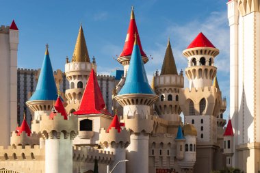 Las Vegas, Nevada - ABD - 2 Mart 2025: Las Vegas, Nevada 'daki yaya köprüsünden Excalibur Otel ve Kumarhanesi.
