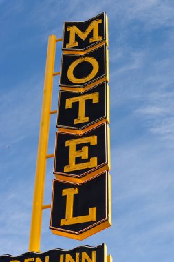 Las Vegas, Nevada - Amerika Birleşik Devletleri - 2 Mart 2025: Tarihi Golden Inn Neon tabelası, 2004 yılında Las Vegas Bulvarı, Nevada, ABD.