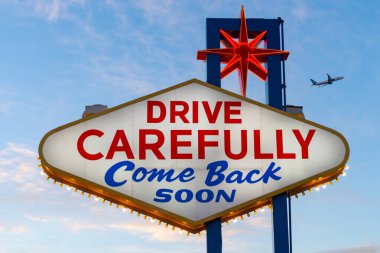 Las Vegas, Nevada - ABD - 2 Mart 2025 Las Vegas 'a Hoşgeldiniz tabelasının arkası aydınlandı Las Vegas, Nevada, ABD.