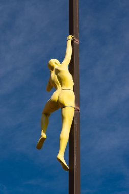 Sarı manken Las Vegas, ABD 'de tırmanış pozisyonunda..