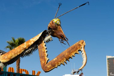 Las Vegas, Nevada - ABD - 2 Mart 2025: Las Vegas, Nevada, ABD 'deki Downtown Container Park' ta metal dua peygamberdevesi.