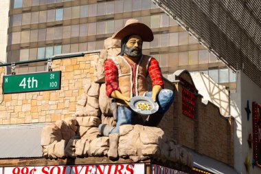 Las Vegas, Nevada - ABD - 2 Mart 2025: Las Vegas, Nevada, ABD 'deki Fremont Caddesi' ndeki Western Village 'ın dışı.