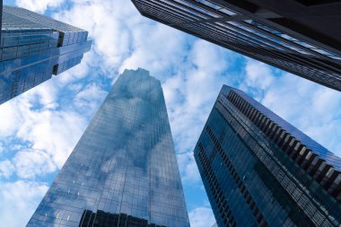 Chicago, Illinois, ABD 'deki şehir merkezindeki gökyüzünün yansımaları..