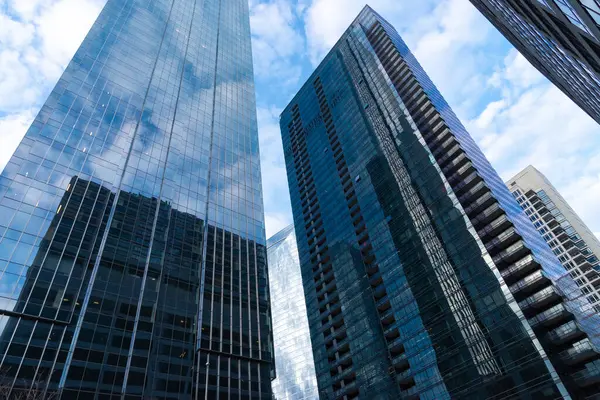 Chicago, Illinois, ABD 'deki şehir merkezindeki gökyüzünün yansımaları..