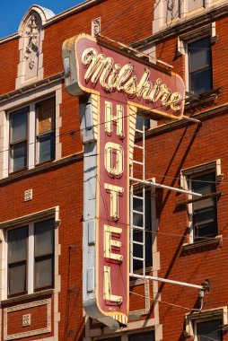 Chicago, Illinois - ABD - 6 Nisan 2025: Şikago, Illinois, ABD 'de bulunan Logan Meydanı' ndaki Milshire Hotel 'in dışı.