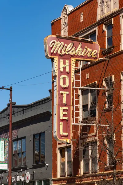 Chicago, Illinois - ABD - 6 Nisan 2025: Şikago, Illinois, ABD 'de bulunan Logan Meydanı' ndaki Milshire Hotel 'in dışı.