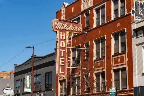 Chicago, Illinois - ABD - 6 Nisan 2025: Şikago, Illinois, ABD 'de bulunan Logan Meydanı' ndaki Milshire Hotel 'in dışı.