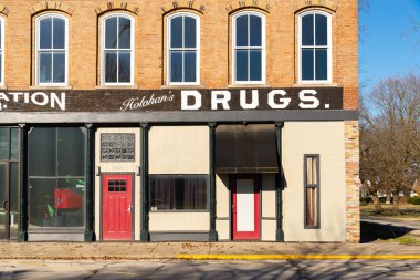 McLean, Illinois - ABD - 22 Mart 2025: McLean, Illinois, ABD 'deki eski şehir merkezi ve mağaza önü.