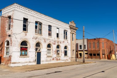 Clinton, Illinois - ABD - 22 Mart 2025: Clinton, Illinois, ABD 'de şehir merkezindeki bina ve mağaza önü..