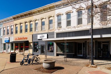 Clinton, Illinois - ABD - 22 Mart 2025: Clinton, Illinois, ABD 'de şehir merkezindeki bina ve mağaza önü..