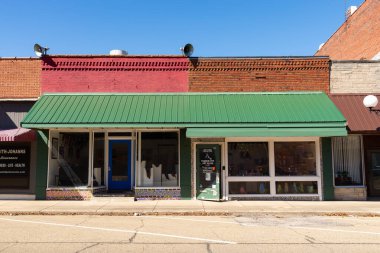 Farmer City, Illinois - ABD - 22 Mart 2025: Farmer City, Illinois, ABD 'deki şehir merkezindeki bina ve mağaza önü.