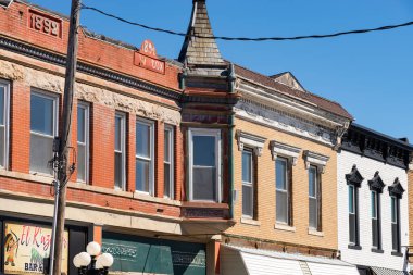 Le Roy, Illinois - Amerika Birleşik Devletleri - 22 Mart 2025: Le Roy, Illinois, ABD 'deki şehir merkezi bina ve mağaza önü.