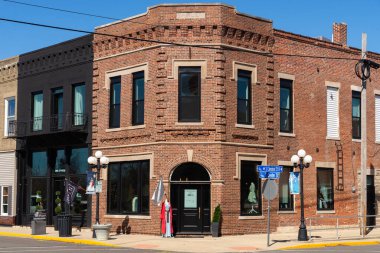 Le Roy, Illinois - Amerika Birleşik Devletleri - 22 Mart 2025: Le Roy, Illinois, ABD 'deki şehir merkezi bina ve mağaza önü.