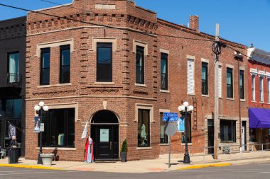 Le Roy, Illinois - Amerika Birleşik Devletleri - 22 Mart 2025: Le Roy, Illinois, ABD 'deki şehir merkezi bina ve mağaza önü.