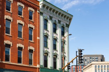 Chicago, Illinois - ABD - 6 Nisan 2025: Chicago, Illinois, ABD 'deki West Town Mahallesi' nde bina dışı.
