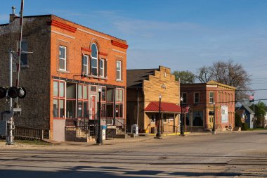 Creston, Illinois - ABD - 24 Nisan 2025: ABD 'nin Illinois eyaletinin Creston kentindeki tarihi Lincoln Otoyolu' ndaki şehir merkezindeki binaların dışı.