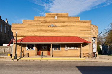 Creston, Illinois - ABD - 24 Nisan 2025: ABD 'nin Illinois eyaletinin Creston kentindeki tarihi Lincoln Otoyolu' ndaki şehir merkezi binasının dışı.