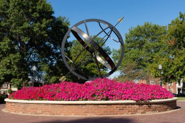 Pella, Iowa - ABD - 17 Eylül 2024: Pella, Iowa, ABD 'de güzel bir yaz sabahı Central Park.