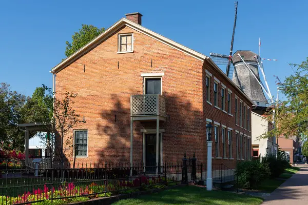 Pella, Iowa - ABD - 17 Eylül 2024: Van Spanckeren Row House, Wyatt Earp çocukluk evi, Pella, Iowa, ABD.