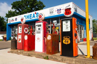 Springfield, Illinois - ABD - 15 Mayıs 2025: Tarihi Shea 's, 1946' dan 1982 'ye kadar benzin istasyonu ve 1995' te ABD 'nin Springfield, Illinois eyaletindeki 66..