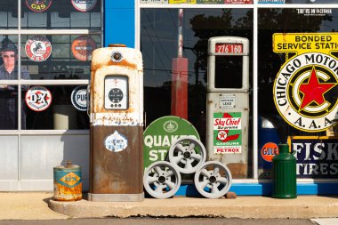 Springfield, Illinois - ABD - 15 Mayıs 2025: Tarihi Shea 's, 1946' dan 1982 'ye kadar benzin istasyonu ve 1995' te ABD 'nin Springfield, Illinois eyaletindeki 66..