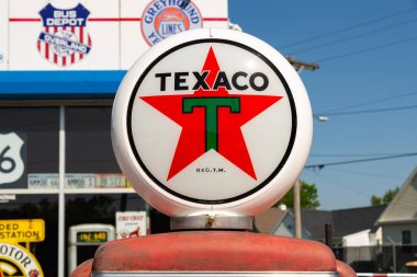 Springfield, Illinois - ABD - 15 Mayıs 2025: Springfield, Illinois 'deki tarihi Route 66' daki Shea 's' da antika benzin pompası küresi.