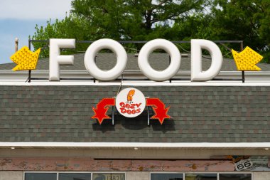 Springfield, Illinois - ABD - 15 Mayıs 2025: Springfield, Illinois, ABD 'deki tarihi Route 66' daki Rahat Köpek Arabalı Sineması 'nın dışı.