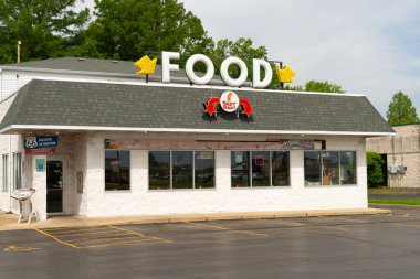 Springfield, Illinois - ABD - 15 Mayıs 2025: Springfield, Illinois, ABD 'deki tarihi Route 66' daki Rahat Köpek Arabalı Sineması 'nın dışı.