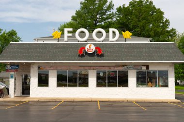 Springfield, Illinois - ABD - 15 Mayıs 2025: Springfield, Illinois, ABD 'deki tarihi Route 66' daki Rahat Köpek Arabalı Sineması 'nın dışı.