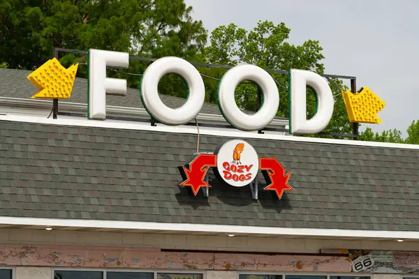 Springfield, Illinois - ABD - 15 Mayıs 2025: Springfield, Illinois, ABD 'deki tarihi Route 66' daki Rahat Köpek Arabalı Sineması 'nın dışı.