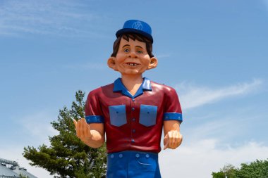 Atlanta, Illinois - ABD - 15 Mayıs 2025: Atlanta, Illinois 'deki tarihi Route 66' daki Amerikan Giants Müzesindeki Snerd Devi.
