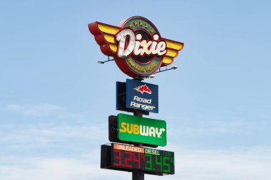 McLean, Illinois - ABD - 15 Mayıs 2025 McLean, Illinois, ABD 'deki tarihi Dixie Aile Restoranı için imza.