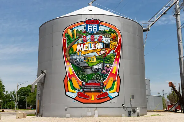 McLean, Illinois - ABD - 15 Mayıs 2025: McLean Duvar Tarihi Route 66, Illinois, ABD.