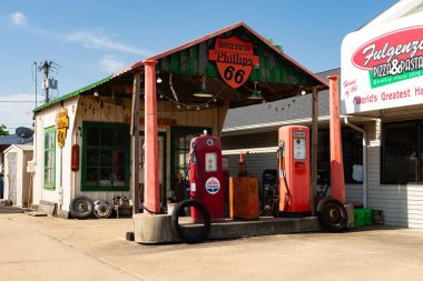 Springfield, Illinois - ABD - 15 Mayıs 2025: ABD 'nin Springfield, Illinois kentindeki tarihi Route 66' daki Shea Benzin İstasyonu Müzesi 'nin dışı.
