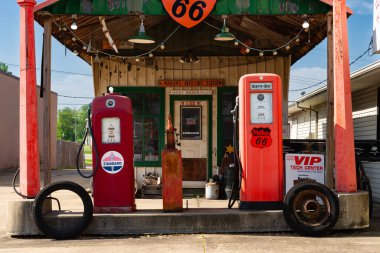 Springfield, Illinois - ABD - 15 Mayıs 2025: ABD 'nin Springfield, Illinois kentindeki tarihi Route 66' daki Shea Benzin İstasyonu Müzesi 'nin dışı.