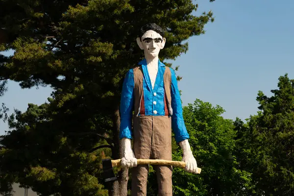 Springfield, Illinois - ABD - 15 Mayıs 2025: Abraham Lincoln heykeli, 1968 yılında halk sanatları heykeltraşı Carl Rinnus tarafından Illinois Eyalet Fuarı 'nda yapıldı..