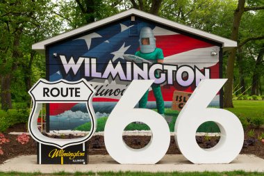 Wilmington, Illinois - ABD - 27 Mayıs 2025: Route 66 duvar resmi ressam Robert Ryan tarafından Wilmington, Illinois, ABD 'deki Gemini Giant Park Parkı' nda yapıldı.
