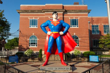 Metropolis, Illinois - ABD - 24 Haziran 2025: Metropolis, Illinois şehir merkezindeki Massac County Adliyesinde Dünyanın En Büyük Süpermen Heykeli.