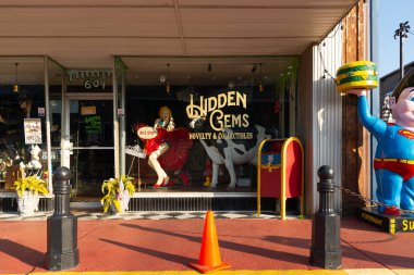 Metropolis, Illinois - ABD - 24 Haziran 2025: Metropolis, Illinois, ABD 'deki şehir merkezi bina ve mağaza önü.