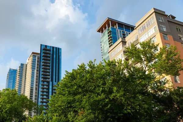 Şehir merkezi gökyüzü Austin, Teksas, ABD 'de güzel bir yaz öğleden sonrası..