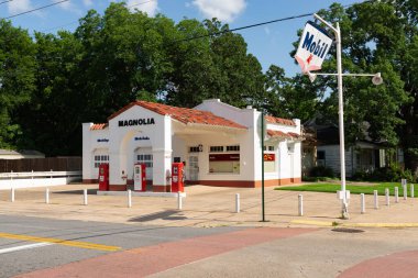Little Rock, Arkansas - ABD - 22 Haziran 2025: Little Rock Central Lisesi Ulusal Tarih Bölgesi, Arkansas, ABD 'deki Magnolia Mobil Benzin İstasyonu.