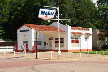 Little Rock, Arkansas - ABD - 22 Haziran 2025: Little Rock Central Lisesi Ulusal Tarih Bölgesi, Arkansas, ABD 'deki Magnolia Mobil Benzin İstasyonu.