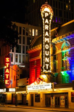 Austin, Teksas - ABD - 19 Haziran 2025: 1915 'te Austin, Teksas, ABD' de inşa edilen tarihi Paramount Tiyatrosu.
