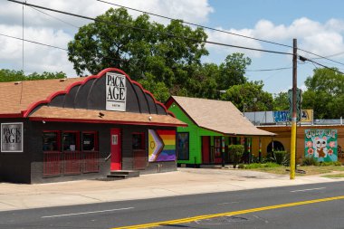 Austin, Teksas - ABD - 20 Haziran 2025: Austin, Teksas, ABD 1. Cadde 'deki inşaat ve mağaza önü.