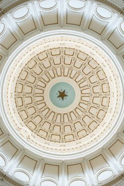 Austin, Teksas, ABD 'deki Teksas Eyalet Binası' nın kubbesine bakıyorum..