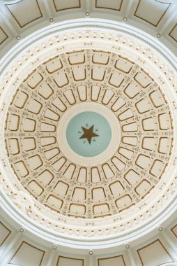 Austin, Teksas, ABD 'deki Teksas Eyalet Binası' nın kubbesine bakıyorum..