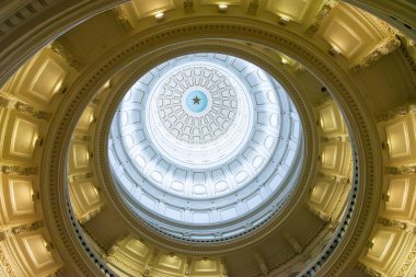 Austin, Teksas, ABD 'deki Teksas Eyalet Binası' nın kubbesine bakıyorum..